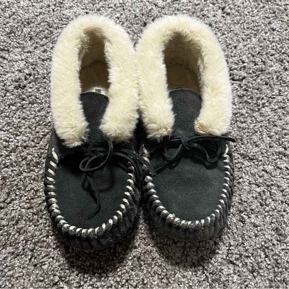 Minnetonka dark gray slippers size 6